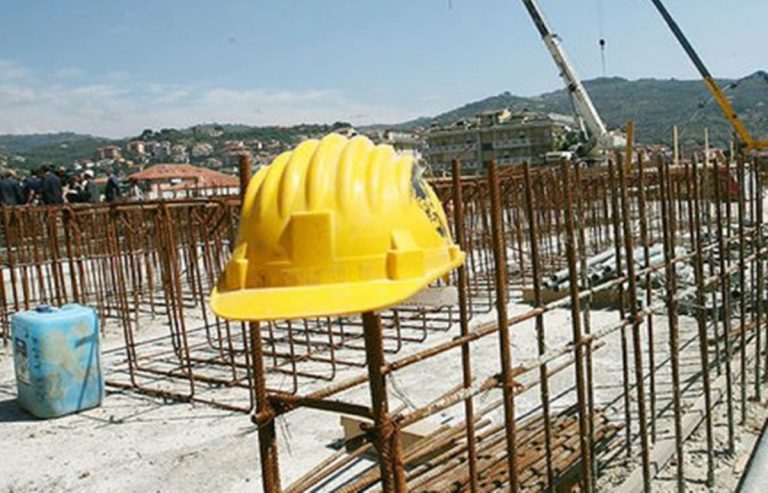 Edilizia, firmato l’accordo sindacale per l’aumento delle retribuzioni per i lavoratori