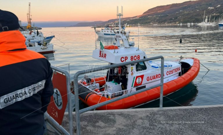 Cadavere al largo di Lamezia recuperato dagli uomini della Capitaneria di porto di Vibo