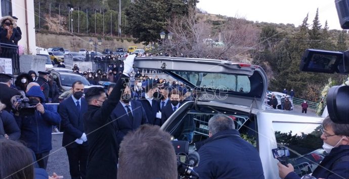 L’ultimo saluto a Ginevra, a Mesoraca i funerali della piccola morta per Covid