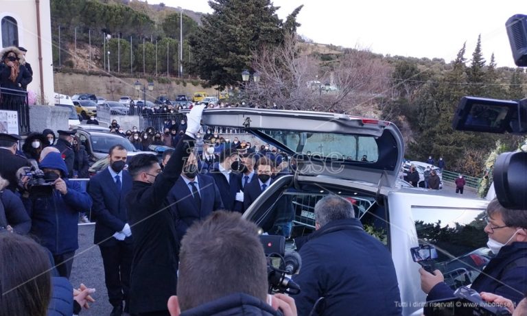 L’ultimo saluto a Ginevra, a Mesoraca i funerali della piccola morta per Covid