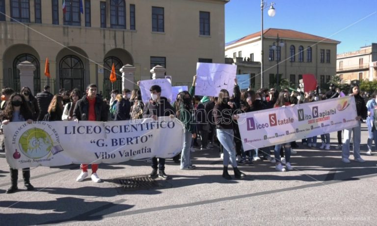 A Vibo Valentia centinaia di studenti in piazza con Libera per dire no alla violenza – Video