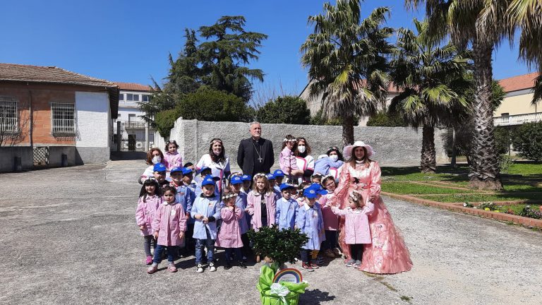 Mileto, il vescovo incontra i bambini del “San Giuseppe” per la Festa di Primavera