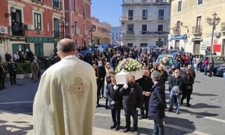 I funerali della bimba ucraina investita e uccisa: «Davanti alla salma chiediamo pace» – Video