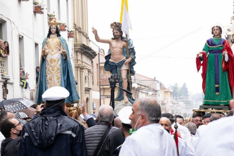 Fede e tradizione a Vibo, in migliaia per la tradizionale Affruntata – Foto/Video