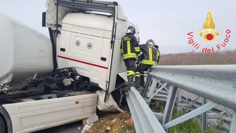 Incidente sull’A2, autocisterna finisce contro il guardrail: ferito il conducente