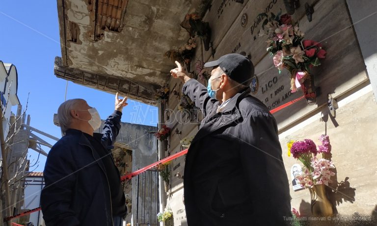 Al cimitero di Bivona come in guerra: «Qui ci vuole l’elmetto per piangere mia figlia» – Video