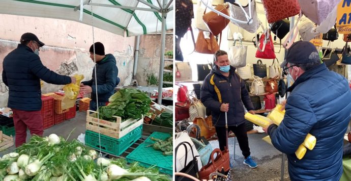 Lotta all’indifferenziata, al mercato di Vibo distribuite agli ambulanti buste per la raccolta – Foto