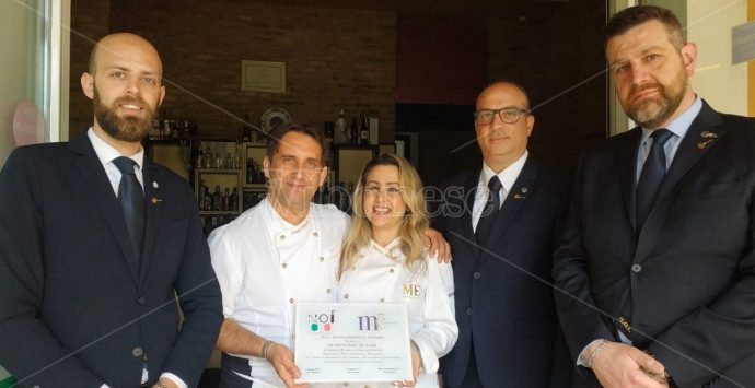 La cucina dello chef Giuseppe Romano conquista il premio dell’ospitalità e dell’italianità – Video