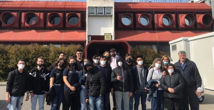 Gli studenti del Nautico di Pizzo in visita all’Aeroporto di Lamezia