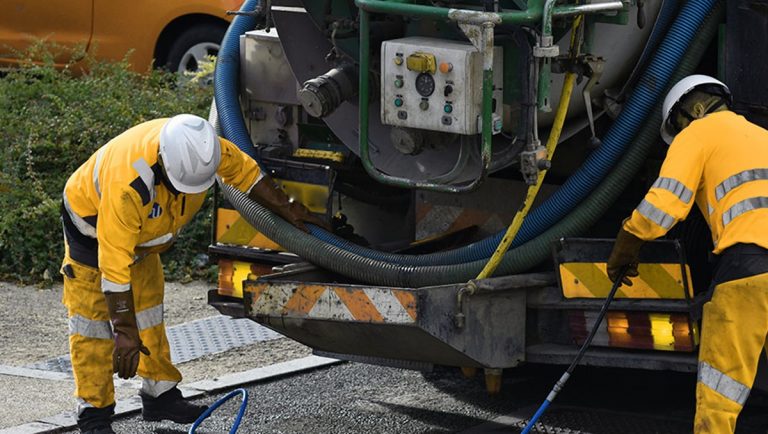 Sversamenti di liquami per due anni in terreni e fossi del Vibonese: sequestrato autospurgo