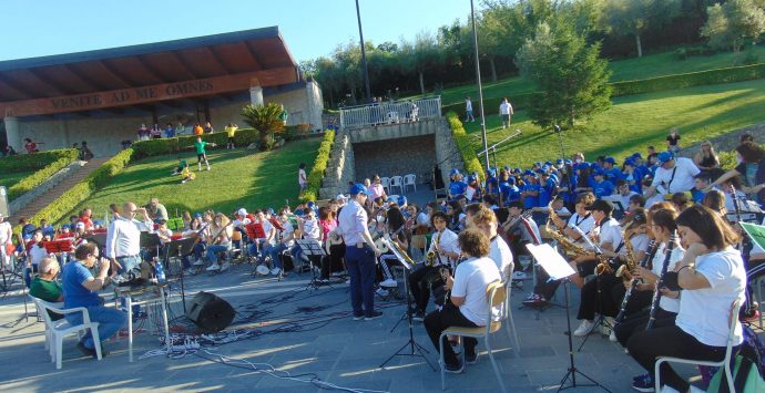 Mileto, “Festa della Scuola” di fine anno sotto l’egida di Mamma Natuzza