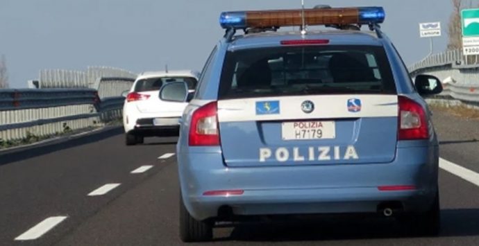 Alla guida ubriaco va a sbattere in autostrada allo svincolo di Mileto, denunciato