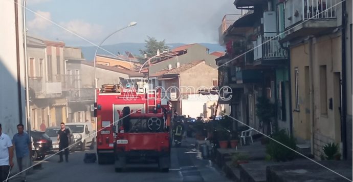 Paravati, incendio in pieno centro cittadino: a fuoco una casa – Video