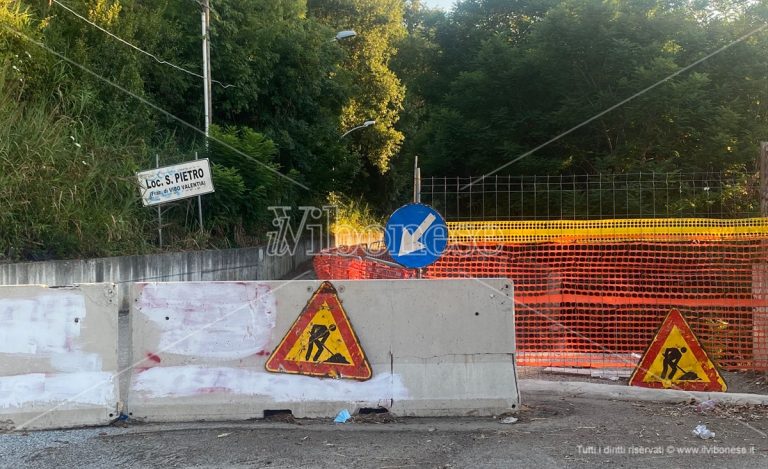 Vibo, ancora chiusa la strada per San Pietro. Il grido dei cittadini: «Isolati e dimenticati da tutti» -Foto