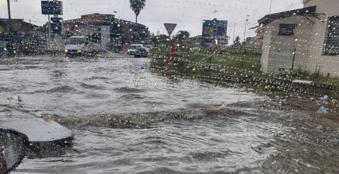 Basta un po’ di pioggia per allagare le strade, disagi fra Vibo e Vena di Ionadi