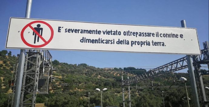 Il cartello dell’artista Pedullà a Mileto: “Vietato dimenticarsi della propria terra”