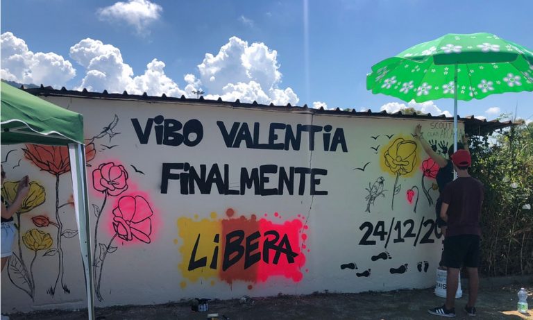 Vibo Marina, i ragazzi di Libera ridipingono il murales deturpato: «È ancora più bello» -Video