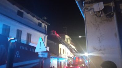 Mileto, momenti di panico per un incendio in pieno centro cittadino – Video