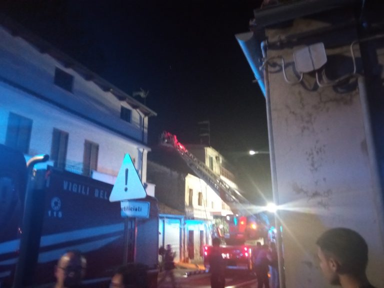 Mileto, momenti di panico per un incendio in pieno centro cittadino – Video