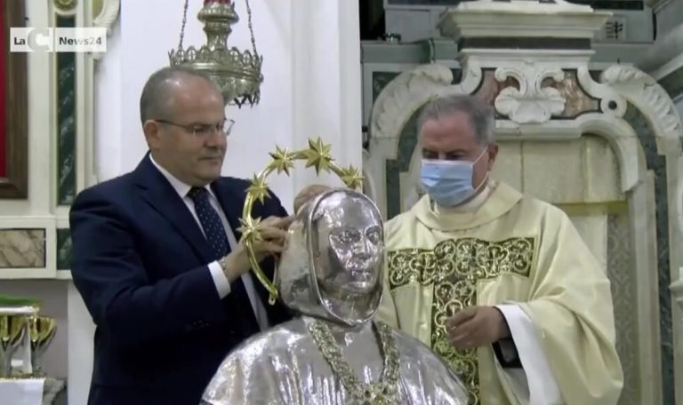 Grande festa a Serra San Bruno per la posa del nuovo stellario del Santo protettore – Video