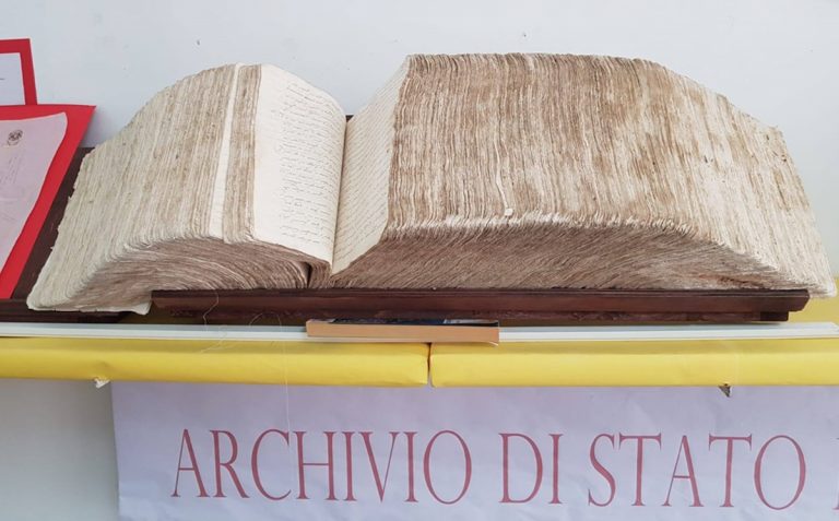 Testamenti segreti e arte contemporanea in mostra all’Archivio di Stato di Vibo