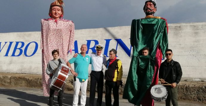 Vibo Marina, la danza dei giganti conquista i crocieristi della “Amadea” – Video