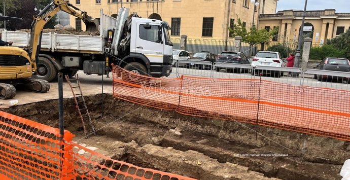 Vibo, Piazza Municipio e “Galleria Vecchio”: Luciano chiede lumi su lavori e pulizia