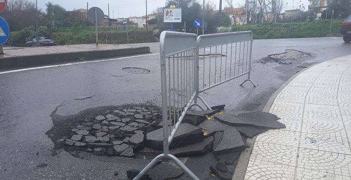 Vibo, dopo la pioggia nuovi disagi sul manto stradale “crivellato” di buche