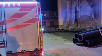 In fiamme a Mileto materiale edile a due passi da una chiesa, indagano i carabinieri