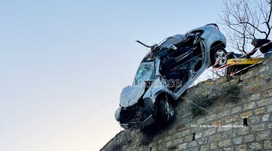 Pauroso incidente nel Reggino: auto precipita in un dirupo alto dieci metri