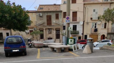 Tropea, le panchine comunali ingombrano una sosta per i disabili