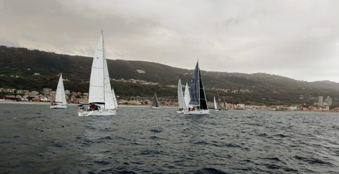 Campionato vela d’altura, riprendono le tappe vibonesi con un omaggio allo scomparso Pino Iero