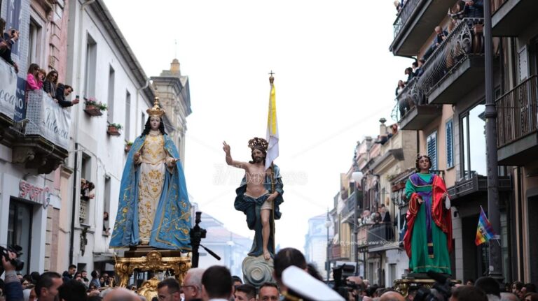 L’Affrontata a Vibo Valentia tra fede e tradizioni, in migliaia a seguirla – Foto