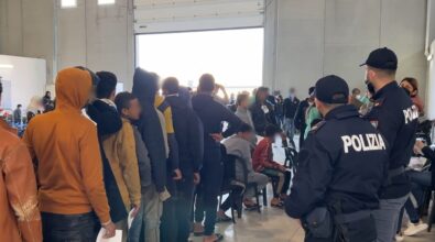 Prima notte dei migranti a Porto Salvo, stamattina la visita di una delegazione del Viminale – Video