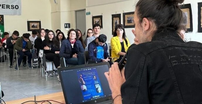 Tropea, gli studenti dello scientifico a dialogo con lo scrittore Visconti