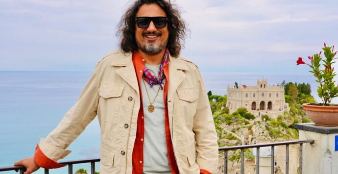 Alessandro Borghese torna a Tropea con “4 Ristoranti”: «Qui spiagge fantastiche e sapori indimenticabili»