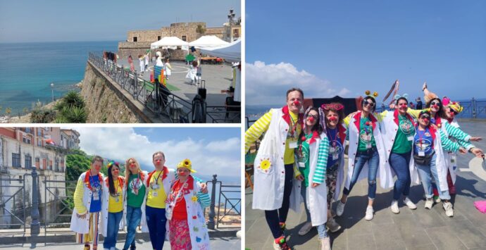 Giornata del naso rosso, a Pizzo l’onda colorata dei volontari clown invade la piazza