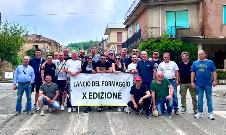 A Filadelfia va in scena il tradizionale gioco del “lancio del formaggio”