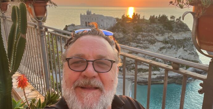 Tutti pazzi per Russell Crowe: spopola sul web il selfie del premio Oscar a Tropea