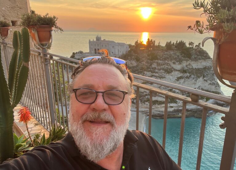 Tutti pazzi per Russell Crowe: spopola sul web il selfie del premio Oscar a Tropea