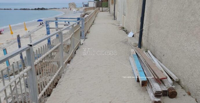 Tropea, incuria e abbandono nell’area pedonale del lungomare “Sorrentino”