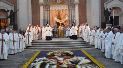 Mileto, moltitudine di  fedeli alla processione diocesana del Corpus Domini