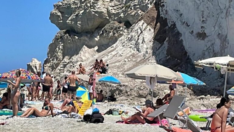 Tropea, turisti sdraiati al sole sotto la frana dell’Isola non curanti del pericolo