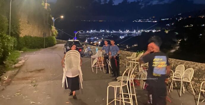 Notte di follia a Tropea. Raid vandalico contro gli arredi pubblici e di un locale