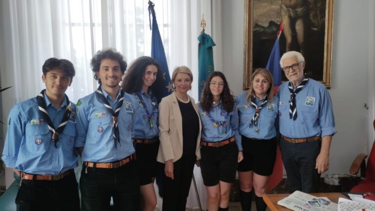 Vibo, Il sindaco dona la bandiera della città alle ragazze del gruppo scout Vibo in partenza per la Corea