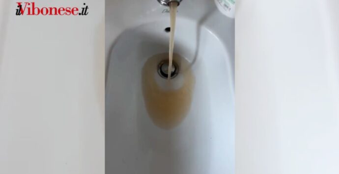 Spilinga, la denuncia: «Dai rubinetti acqua sporca e maleodorante» -Video