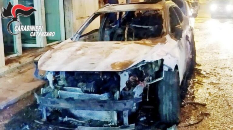 Incendiò l’auto di un avvocato a Lamezia, arrestato 45enne