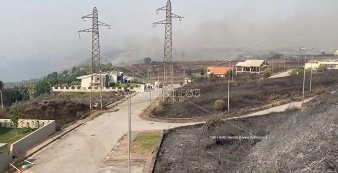 Le fiamme avvolgono contrada Cocari a Vibo: evacuate cinquanta famiglie – Foto