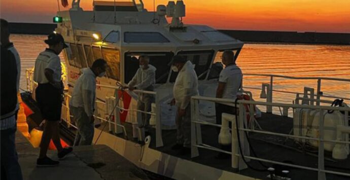 Crotone, sbarcati al porto 39 migranti soccorsi dalla Guardia costiera