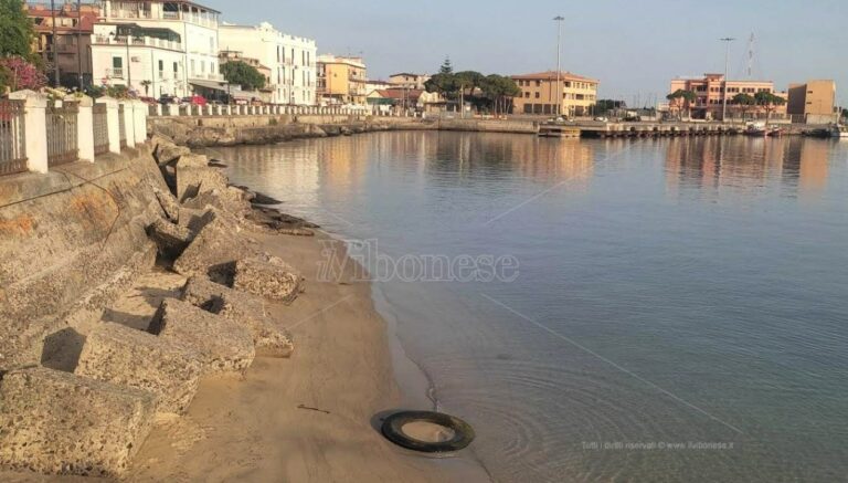 Vibo Marina, volontari rimuovono vecchio pneumatico sulla spiaggia del porto